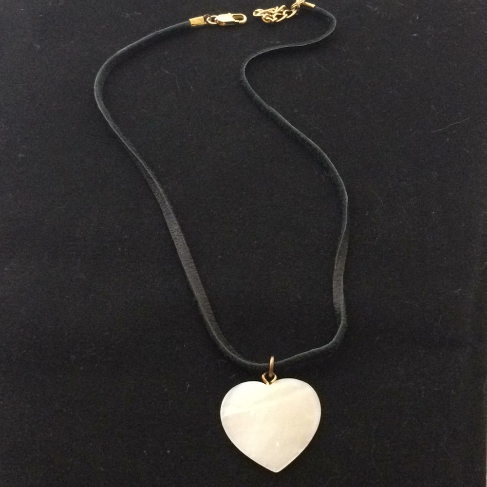 Natural leather choker with mother of pearl heart - Picture 1 of 3